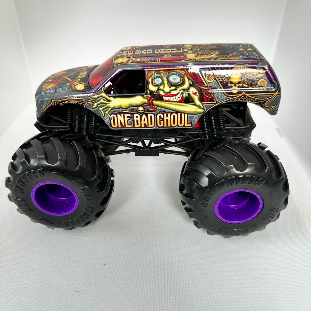 Hot Wheels One Bad Ghoul Monster Truck, 1:24 Scale